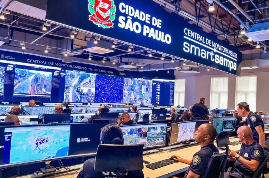 Câmeras de monitoramento do programa Smart Sampa instaladas em rua de São Paulo com reconhecimento facial por inteligência artificial