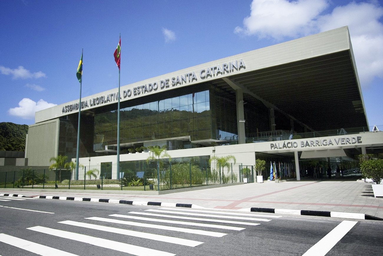 Alesc proíbe cotas, aprova videomonitoramento de salas de aulas e punições para doutrinação ideológica