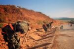 Exército fazendo obra em rodovia no Brasil