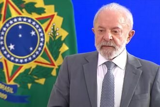 Luiz Inácio Lula da Silva ao lado do brasão da república