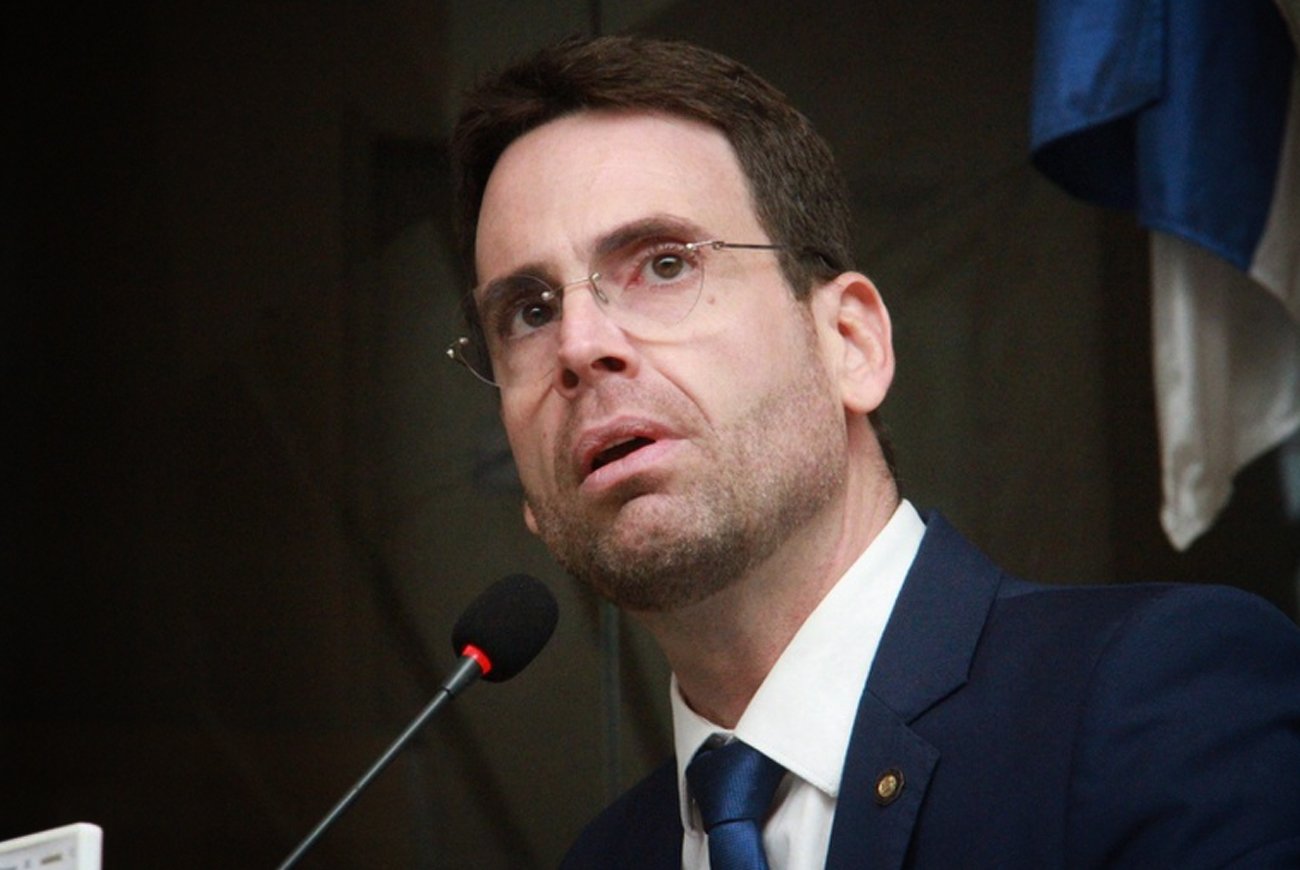 Vereador Eduardo Moura pede o impeachment de João Campos