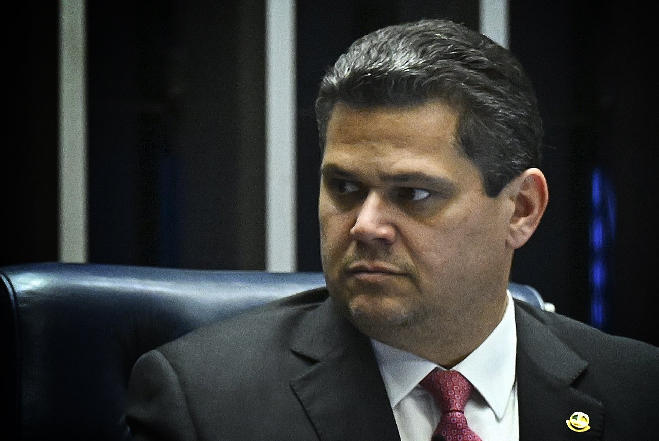 Presidente do Senado, Davi Alcolumbre, enviou ofício para si mesmo para liberar R$ 379 milhões em emendas