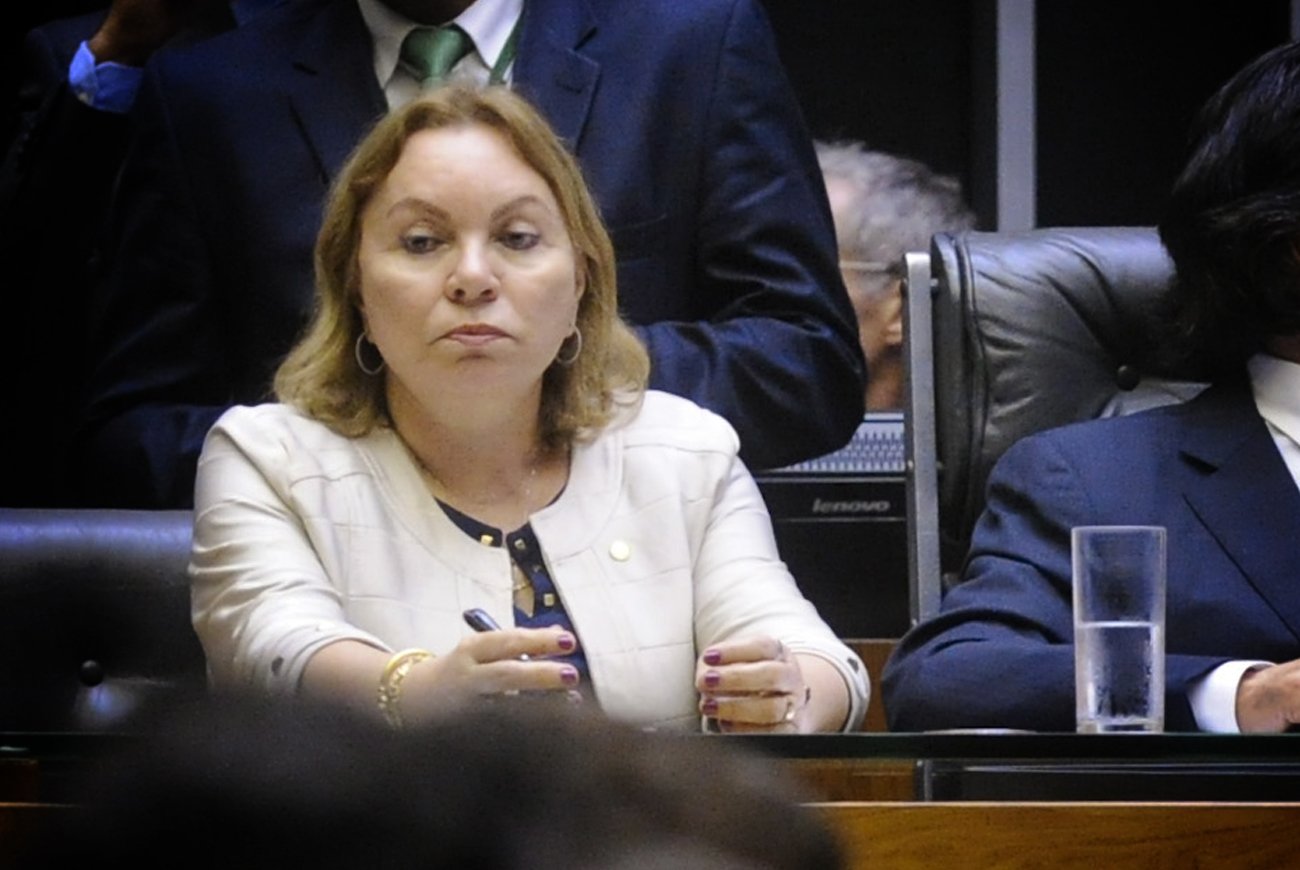 Deputada do Ceará é alvo da PF por fraude bilionária no INSS e passa a usar tornozeleira eletrônica
