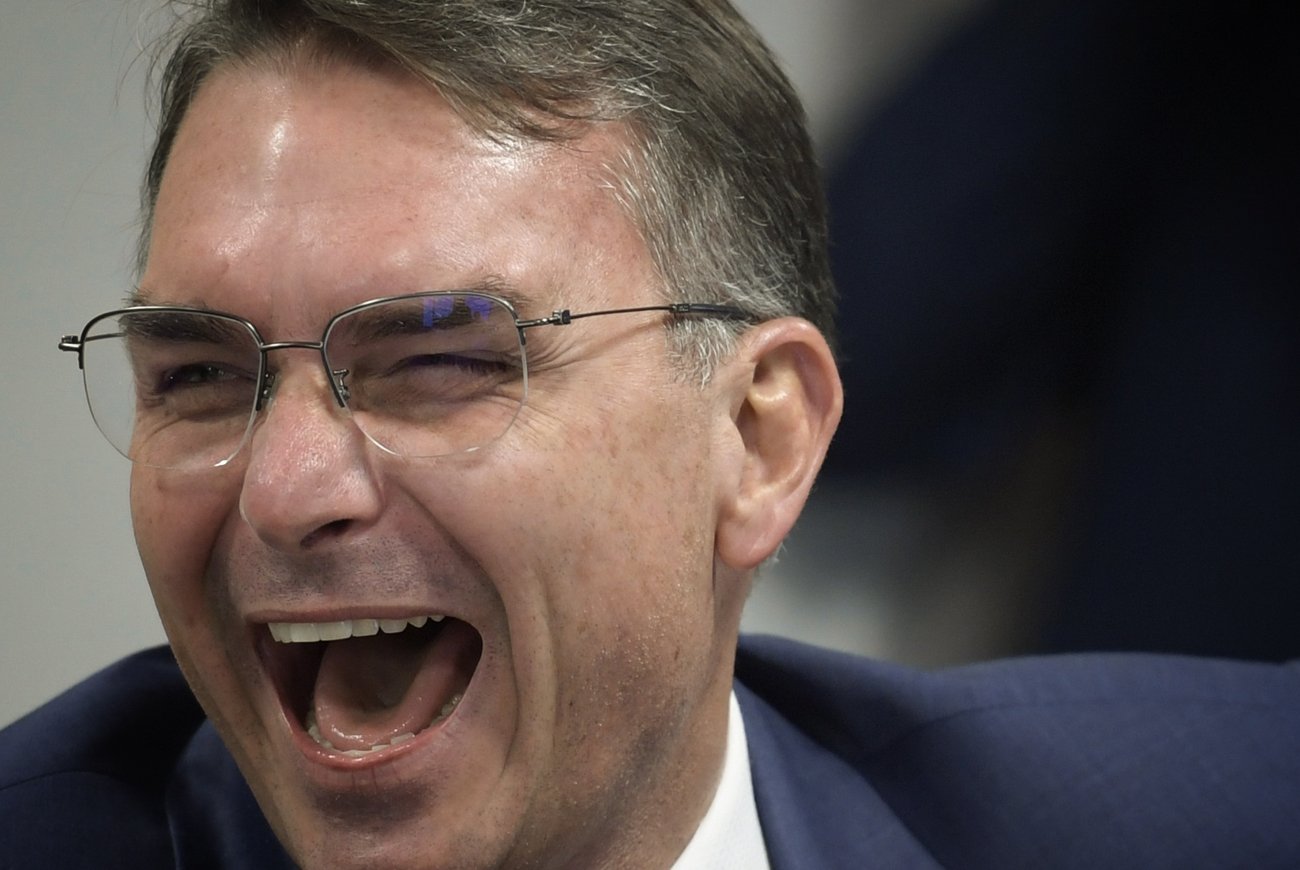 Flávio Bolsonaro agradece a Javier Milei pela concessão de asilo a um brasileiro condenado pelo STF