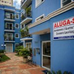 Contraste entre prédios residenciais e comunidade urbana em cidade brasileira