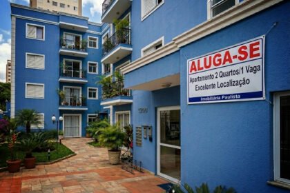 Contraste entre prédios residenciais e comunidade urbana em cidade brasileira