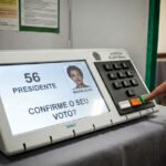 Urnas eletrônicas em seção eleitoral durante eleições brasileiras