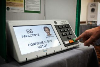 Urnas eletrônicas em seção eleitoral durante eleições brasileiras