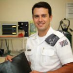 Médico da PM em consultório médico