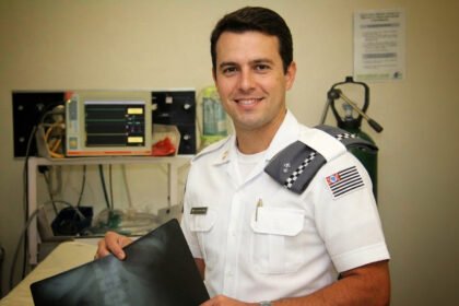 Médico da PM em consultório médico