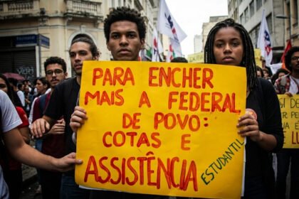 As cotas raciais consideram a identidade étnico-racial como forma de reparar o racismo estrutural.