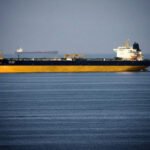 Petroleiros parados próximos ao Estreito de Ormuz durante crise de bloqueio