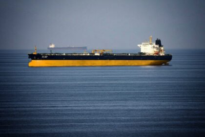 Petroleiros parados próximos ao Estreito de Ormuz durante crise de bloqueio