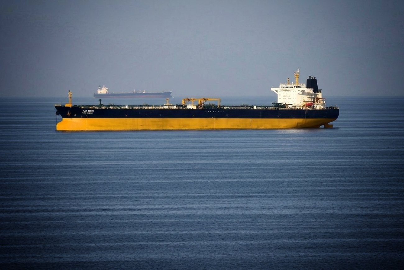 Petroleiros parados próximos ao Estreito de Ormuz durante crise de bloqueio