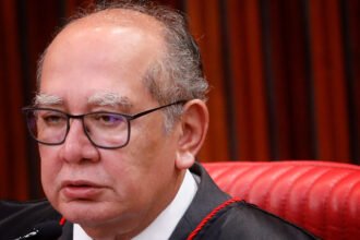 O ministro Gilmar Mendes, decano do STF, em sessão plenária da Corte. Em nota oficial, o magistrado rebateu o relatório final da CPI do Crime Organizado e contestou a validade jurídica dos indiciamentos aprovados pelo colegiado.