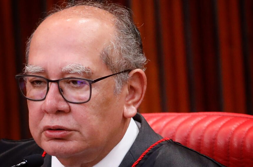 O ministro Gilmar Mendes, decano do STF, em sessão plenária da Corte. Em nota oficial, o magistrado rebateu o relatório final da CPI do Crime Organizado e contestou a validade jurídica dos indiciamentos aprovados pelo colegiado.