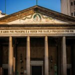 Fachada neoclássica do Templo da Humanidade, sede da Igreja Positivista do Brasil, no bairro da Glória, Rio de Janeiro