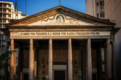 Fachada neoclássica do Templo da Humanidade, sede da Igreja Positivista do Brasil, no bairro da Glória, Rio de Janeiro