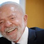 produtor rural aplicando fertilizante na lavoura