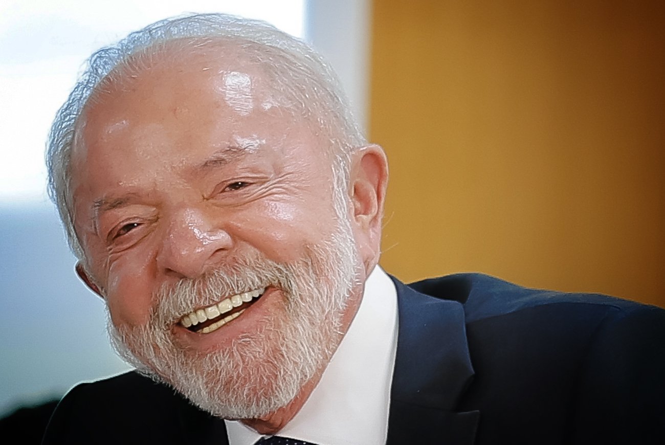 produtor rural aplicando fertilizante na lavoura