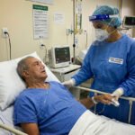 Profissional de saúde durante a pandemia de Covid-19, representando trabalhadores que têm direito à indenização prevista na Lei 14.128/2021
