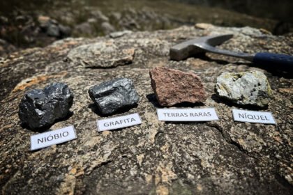 Amostras de minerais críticos como nióbio, grafita, terras raras e níquel sobre superfície rochosa