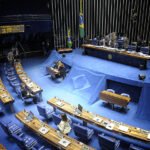 Infográfico sobre o rito de aprovação de uma PEC no Congresso Nacional brasileiro.