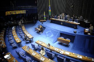 Infográfico sobre o rito de aprovação de uma PEC no Congresso Nacional brasileiro.