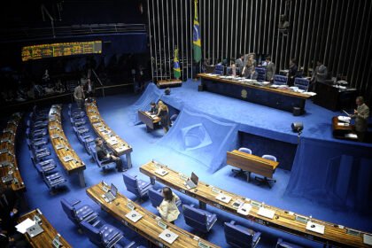 Infográfico sobre o rito de aprovação de uma PEC no Congresso Nacional brasileiro.