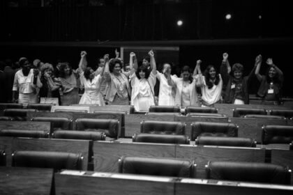 Representação gráfica da Lei 14.192/2021 sobre os direitos políticos das mulheres no Brasil.