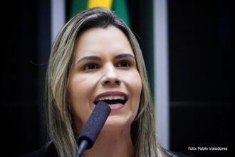Deputada Clarissa Tércio durante sessão na Câmara dos Deputados sobre o PL 1007/2025