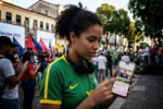 Político brasileiro usando smartphone para comunicação política nas redes sociais em 2026