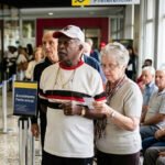 Aposentados recebendo o pagamento da aposentadoria no banco do Brasil.