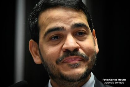 Plenário do Senado Federal durante votação com senadores em seus assentos e painel de votos ao fundo