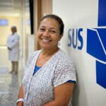 Paciente sendo atendido em hospital público, representando o direito ao Tratamento Fora do Domicílio no SUS