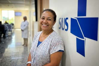 Paciente sendo atendido em hospital público, representando o direito ao Tratamento Fora do Domicílio no SUS