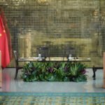 Produtor rural brasileiro em lavoura representando o impacto da política comercial da China sobre o agronegócio do Brasil
