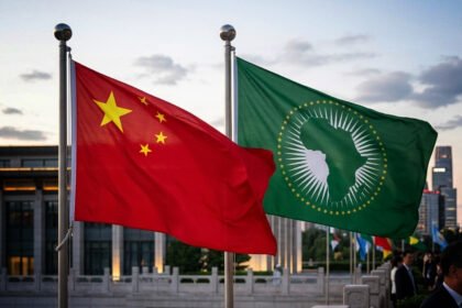 Bandeiras da China e da União Africana representando o acordo comercial de tarifa zero em vigor