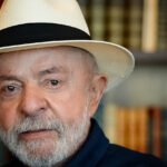 Presidente Luiz inácio Lula da Silva usando um chapéu panamá branco de camisa preta