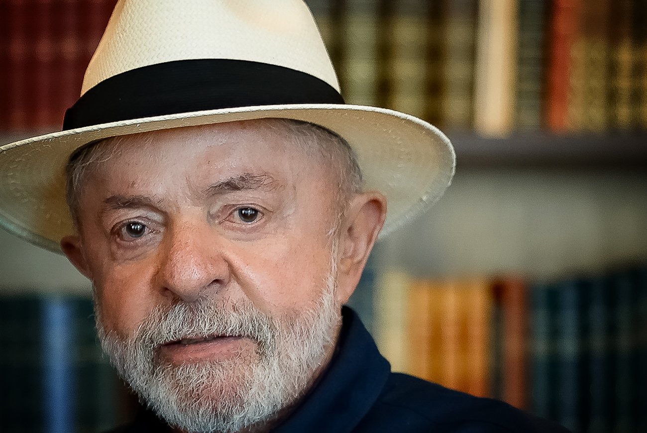 Presidente Luiz inácio Lula da Silva usando um chapéu panamá branco de camisa preta
