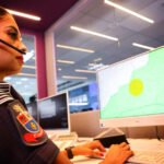 Policial em São Paulo acompanhando pessoas em equipamento de monitoramento de tornozeleira eletrônica