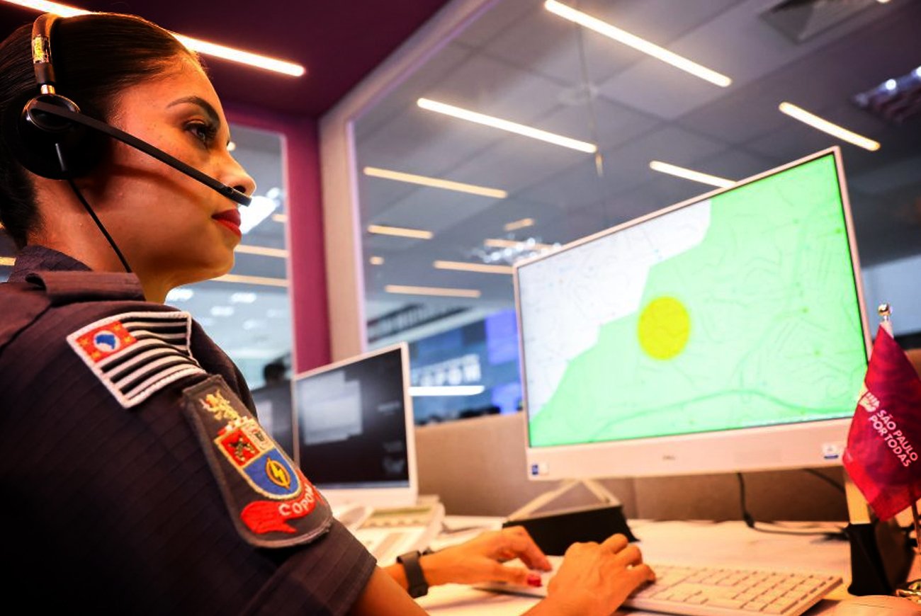 Policial em São Paulo acompanhando pessoas em equipamento de monitoramento de tornozeleira eletrônica