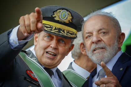 Militares brasileiros em formação durante cerimônia oficial das Forças Armadas