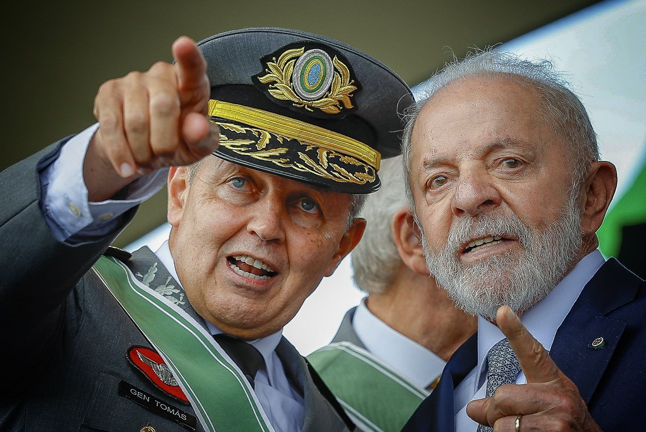 Militares brasileiros em formação durante cerimônia oficial das Forças Armadas