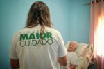 Cuidador profissional fazendo visita domiciliar a idoso em casa
