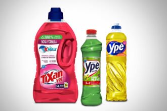 Produtos da marca Ypê dispostos em prateleira de supermercado, incluindo detergente, sabão líquido e desinfetante